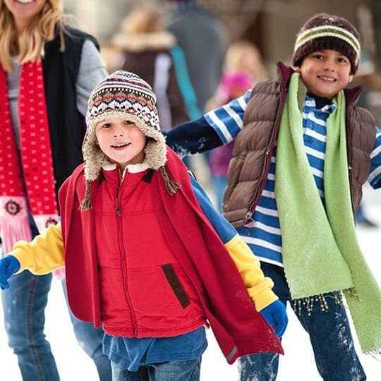 Kinder beim Eislaufen auf der Eisbahn Lankwitz